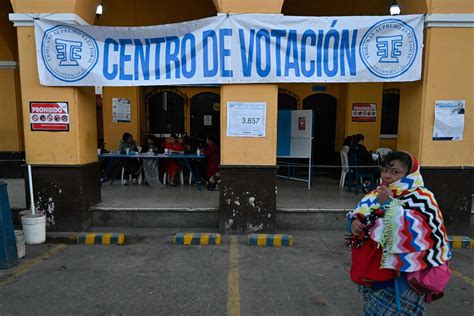 Guatemalans vote in presidential runoff, hoping their new leader will bring real change